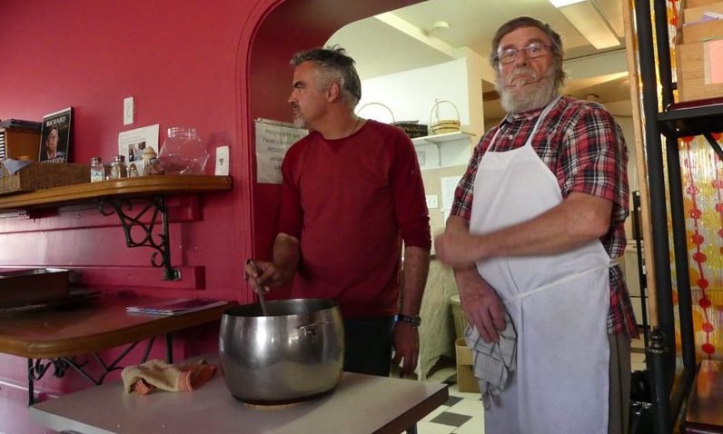 À la cuisine, Marcel et le chef Guy Blain